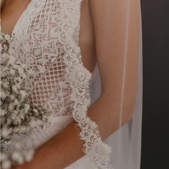 Untamed Petal Edwin Veil Cathedral Lace Mantilla NWT - Picture 5 of 5